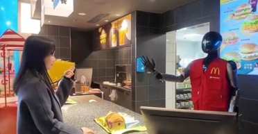 Даже в McDonald's роботы начали заменять людей: опасная тенденция (видео)