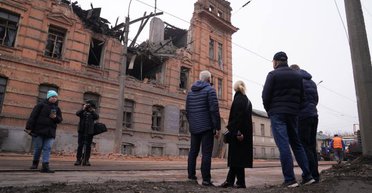 Запутался в проводах и взорвался во дворе: жители Харькова о последствиях атаки БПЛА (фото)