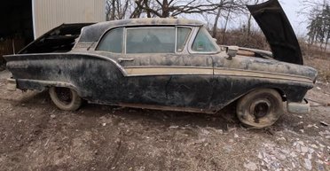 Ржавые раритеты: на заброшенной ферме нашли коллекционные ретро-авто (видео)