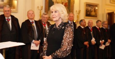 Королева Камілла обрала особливу брошку під час публічної появи (фото)