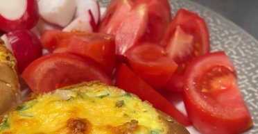 Омлет у булочці з копченою грудинкою: рецепт ідеального перекусу