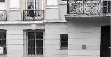 Фигура из прошлого: "призрак старухи" наблюдает за 5-летним мальчиком (видео)