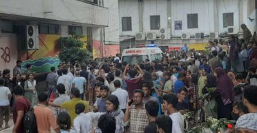 Армейский самолет упал на школу в Бангладеш: есть жертвы (видео)