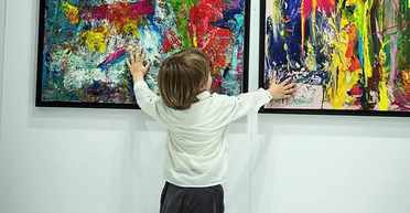 Юный Леонардо да Винчи: 2-летний мальчик продает свои картины за 7000 долларов (фото)