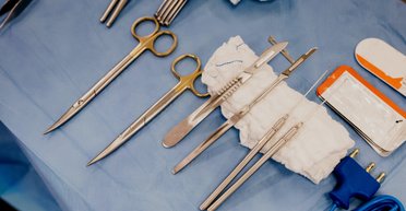 В Киеве прооперировали девочку, которая родилась с мужскими половыми органами: подробности