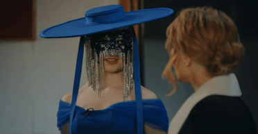 Клавдия Петровна в синем платье и шляпке впервые показала свое лицо (фото)