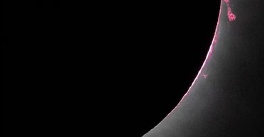 Більше за Землю в 10 разів. NASA побачило рожеве полум'я на Сонці під час затемнення: що це (фото)