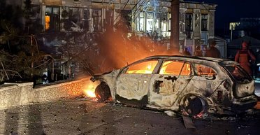 Удар по Одессе: полностью сгорел отель и машины рядом, детали (фото)