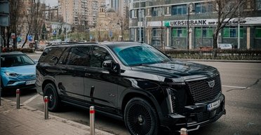 Швидкісний гігант: у Києві засвітився надпотужний позашляховик Cadillac за $250 000 (фото)