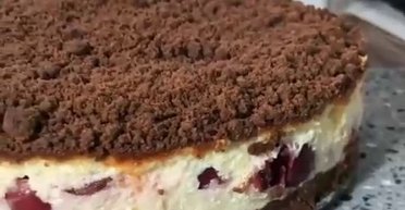 Торф'яний пиріг із вишнею: рецепт дивовижного десерту до чаю