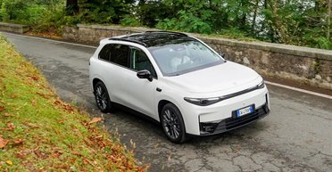 Stellantis показали недорогой электрифицированный кроссовер с запасом хода почти 1000 км (фото)