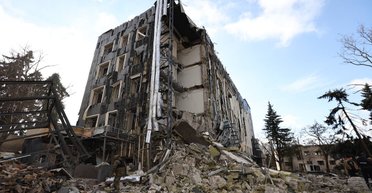 РФ атаковала баллистикой Изюм: разрушено здание горсовета, последние подробности (видео)