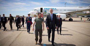 В аэропорту встретил король: Зеленский прилетел в Испанию (видео)