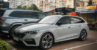 Семейный спорткар: в Киеве заметили редкую заряженную Skoda (фото)