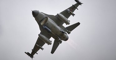 За прикладом Другої світової: як українські F-16 борються з "шахедами" під час атак (відео)