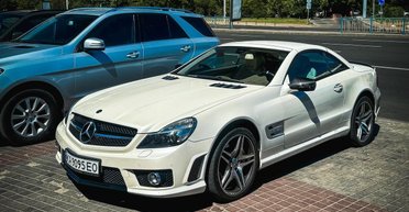 В Украине заметили очень редкий заряженный Mercedes 2000-х (фото)