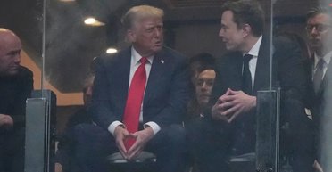 "Я по тебе скучал": о чем говорили Трамп и Маск на прощании с Чарли Кирком (видео)