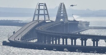 Россия защищает Крымский мост бочками из-под индийских огурцов (фото)