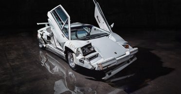 Разбитый шедевр: на аукцион выставили культовое авто из фильма "Волк с Уолл-стрит" (видео)