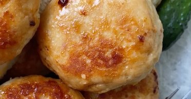 Ідея для вечері: рецепт соковитих курячих котлет із сиром та маслом (відео)