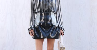 53-річна Дженніфер Коннеллі в міні-спідниці відвідала модний показ Louis Vuitton у Парижі (фото)