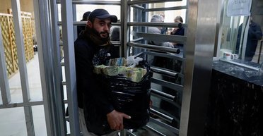 В Сирии жители несут в банки мусорные мешки с деньгами: что произошло (фото)