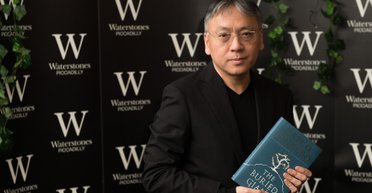 Вместо Мураками. Почему Нобелевская премия по литературе присуждена Исигуро