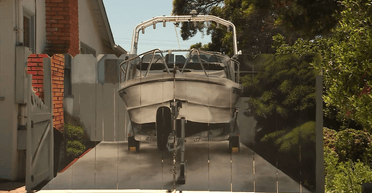 Наказали заховати: чоловік на зло міськраді намалював реалістичний човен на новому паркані