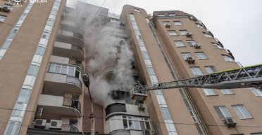 Пожар в киевской многоэтажке: причиной оказался взрыв зарядной станции (фото)
