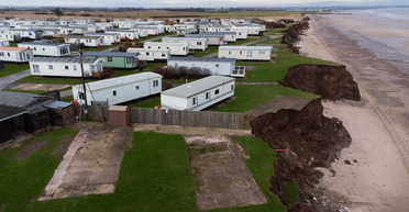 "Вигляд мільярдера": цілі села можуть завалитися в море протягом кількох років (фото)