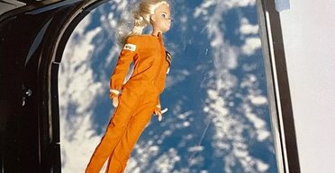 Забута історія. Перша лялька Барбі полетіла в космос у межах секретної місії Пентагону (фото)
