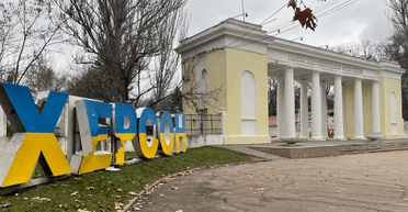 Росіяни вдарили КАБами по Херсону: під обстріл потрапив керівник МВА Мрочко (відео)