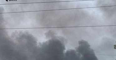 Днепр накрыл густой черный дым после взрывов: РФ ударила по местному предприятию (фото)