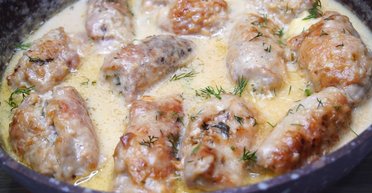 М'ясні рулетики в сметанно-часниковому соусі: рецепт ситного обіду або вечері