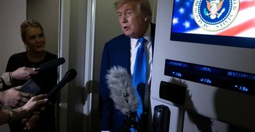 "Тихо, свинка": Трамп перешел на новый уровень общения с журналистами (видео)