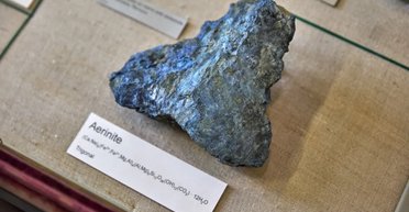 Найзагадковіший мінерал, що змінює колір, повертається в Лондон: у чому його секрет (фото)