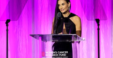 61-річна Демі Мур вразила сукнею з вирізом (фото, відео)