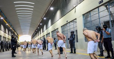 Самая страшная тюрьма: что известно о лагере в Сальвадоре, куда Трамп отправляет нелегалов