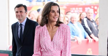 Королева Летиция продемонстрировала идеальное розовое платье на весну