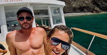 Крис Хемсворт и Мэтт Дэймон пообедали на пляже с женами (фото)