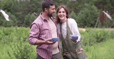 "Вы серьезно?": пара сбежала из Киева в село, где выращивает спаржу (фото, видео)