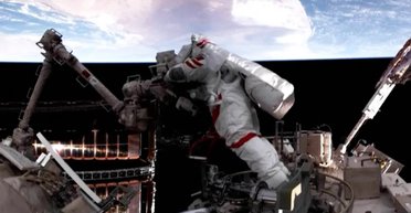 Китайські астронавти оглянули пошкоджений корабель під час виходу у відкритий космос (фото)