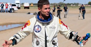 Стрибав зі стратосфери: всесвітньовідомий екстремал загинув під час польоту на параплані