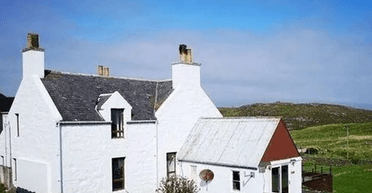 Незвичайний будинок із кінотеатром і джакузі продають "зі знижкою", але є хитрість (фото)