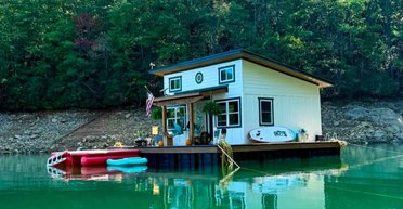 Каждую зиму привязывают к берегу: пара рассказала об опыте жизни в плавучем доме на озере