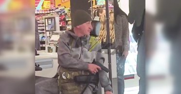 Стрельба во Львове: неизвестный в ТЦ достал пистолет и угрожал охранникам (видео)