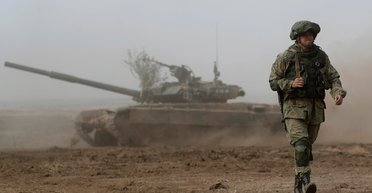 "Пытаются экономить": оккупанты идут в "мясные штурмы", но берегут бронетехнику, — Гуменюк