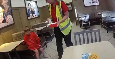 5-річний хлопчик утік із дому в кафе і тепер боїться потрапити до в'язниці (відео)