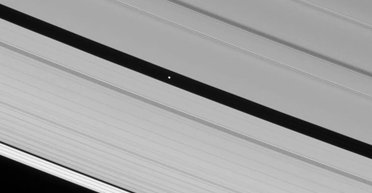 На орбіті Сатурна обертається гігантський "пельмень": що це таке (фото)