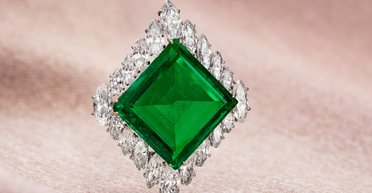 Самый дорогой в мире зеленый камень: редчайший изумруд продали на аукционе за $9 миллионов